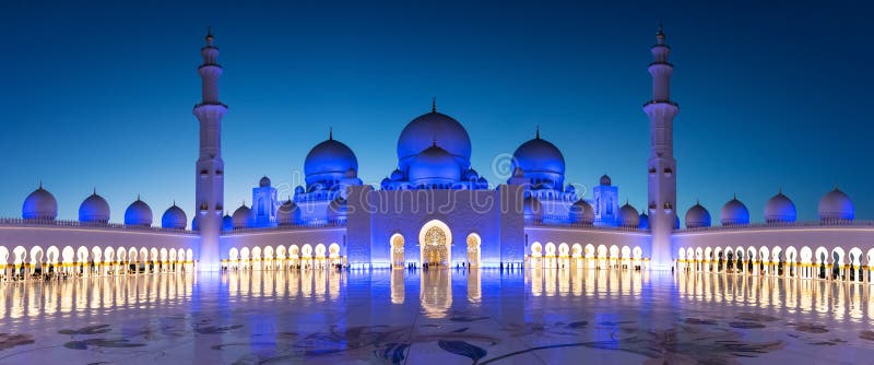 Панорама шейха Zayed Больш Мечети в Абу-Даби около Дубай вечером, ОАЭ стоковая фотография